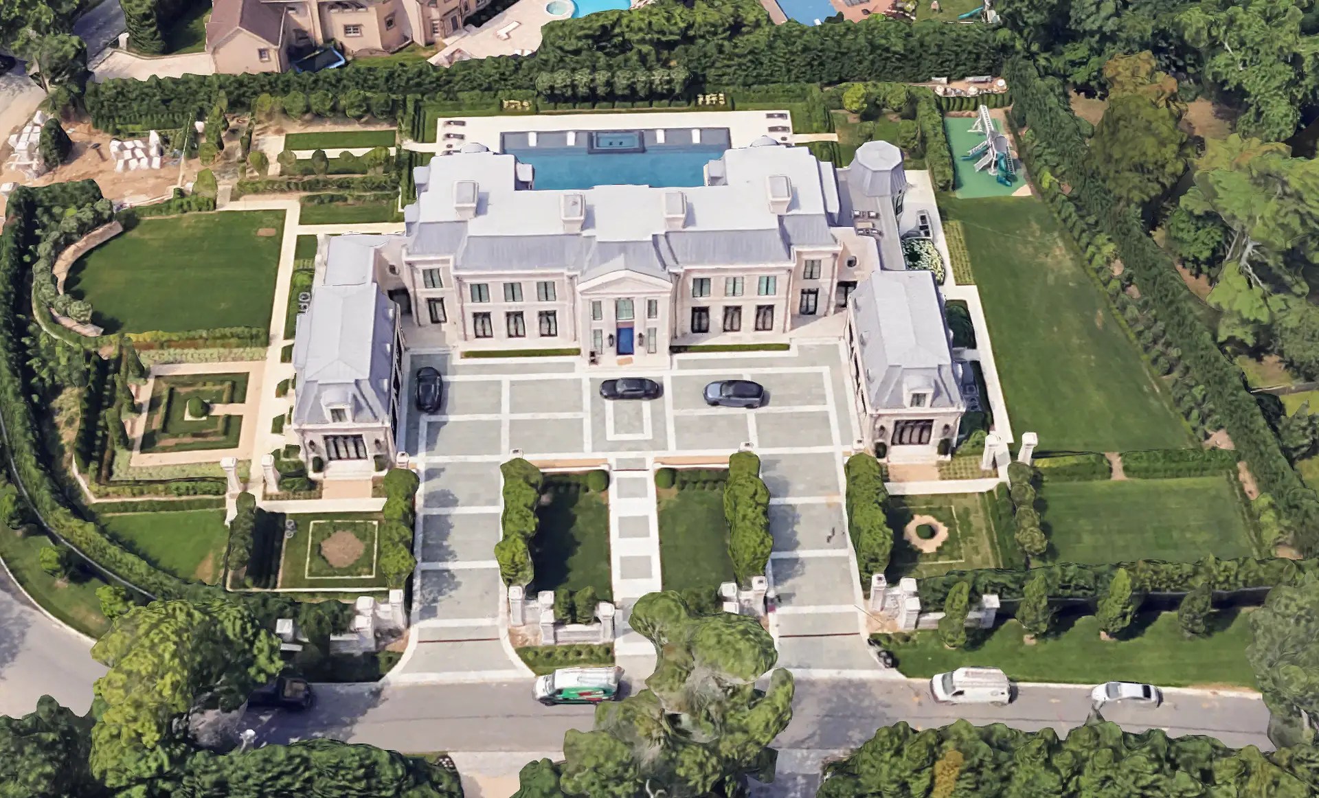 A Look At Some Long Island Luxury Homes