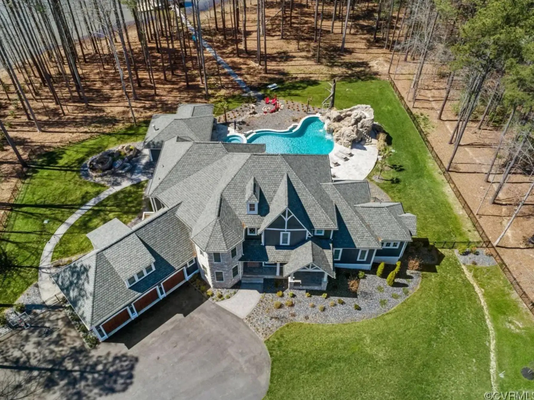 Lakefront Home In Chesterfield, Virginia (PHOTOS)