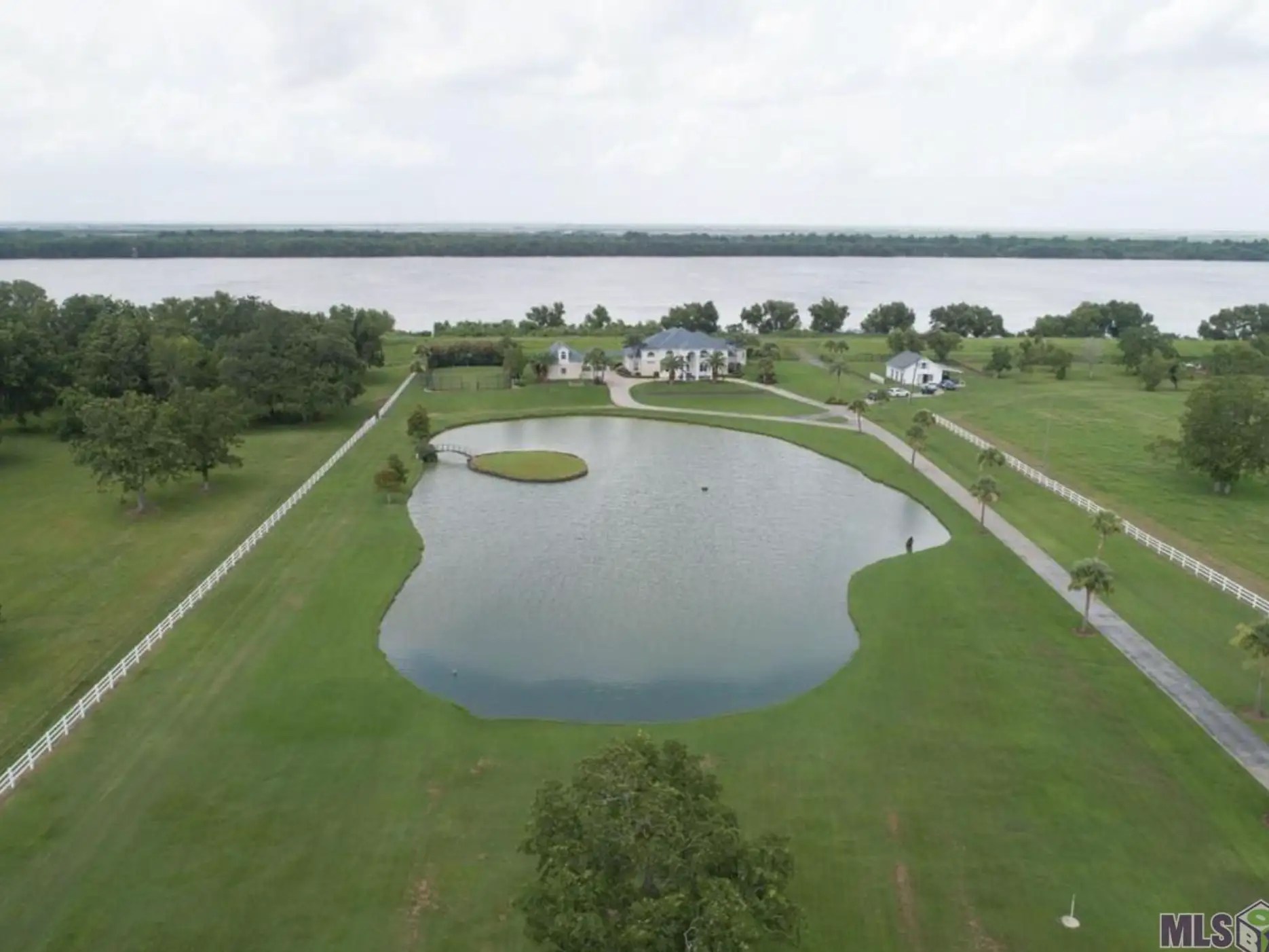 329 Acre Riverfront Estate In Louisiana (PHOTOS)