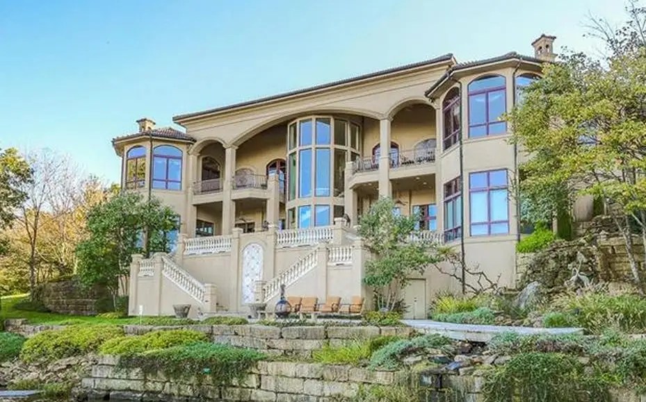 Lakefront Home In Lake Winnebago, Missouri Homes of the Rich