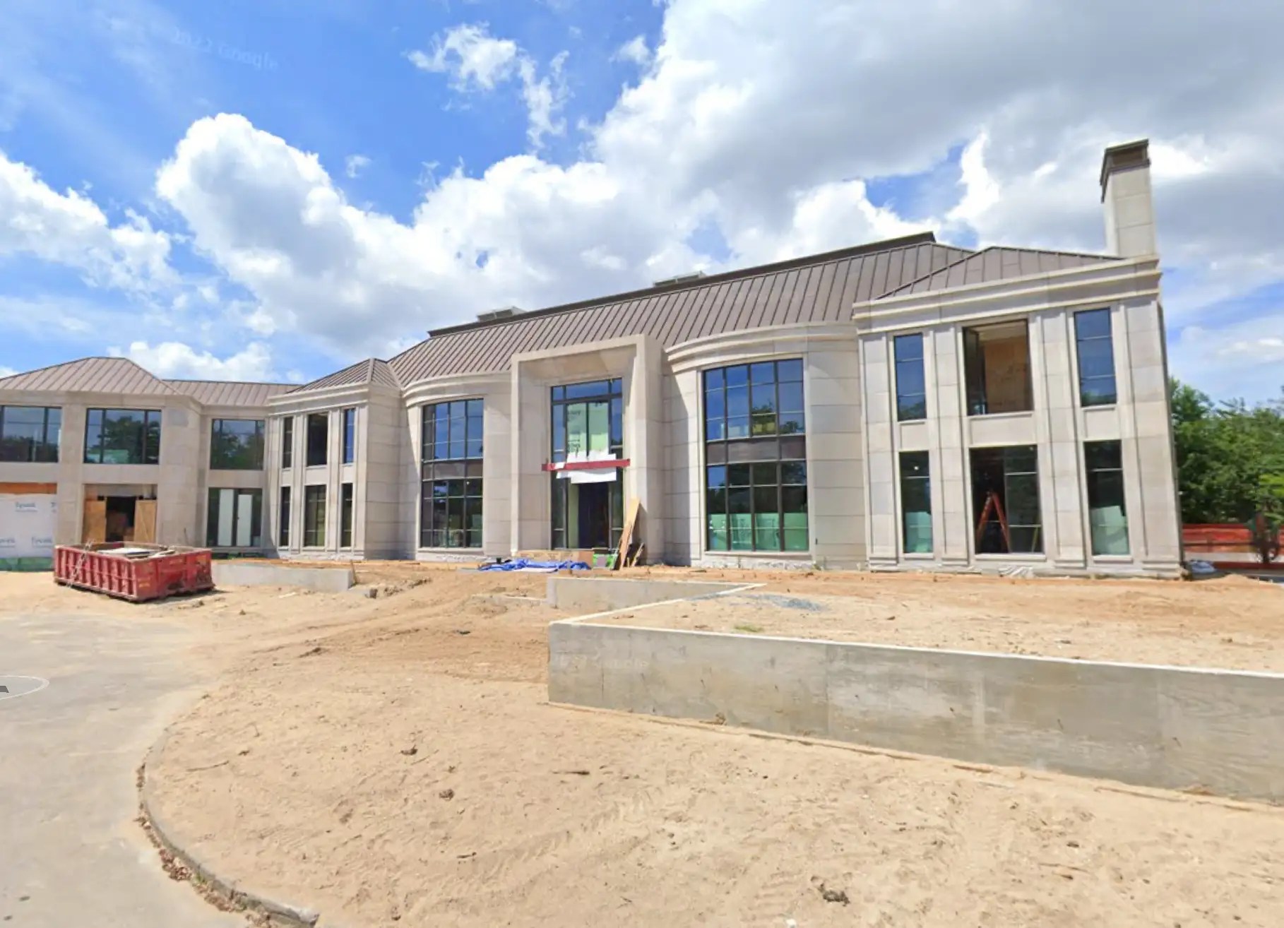 A Look At Some Long Island Luxury Homes