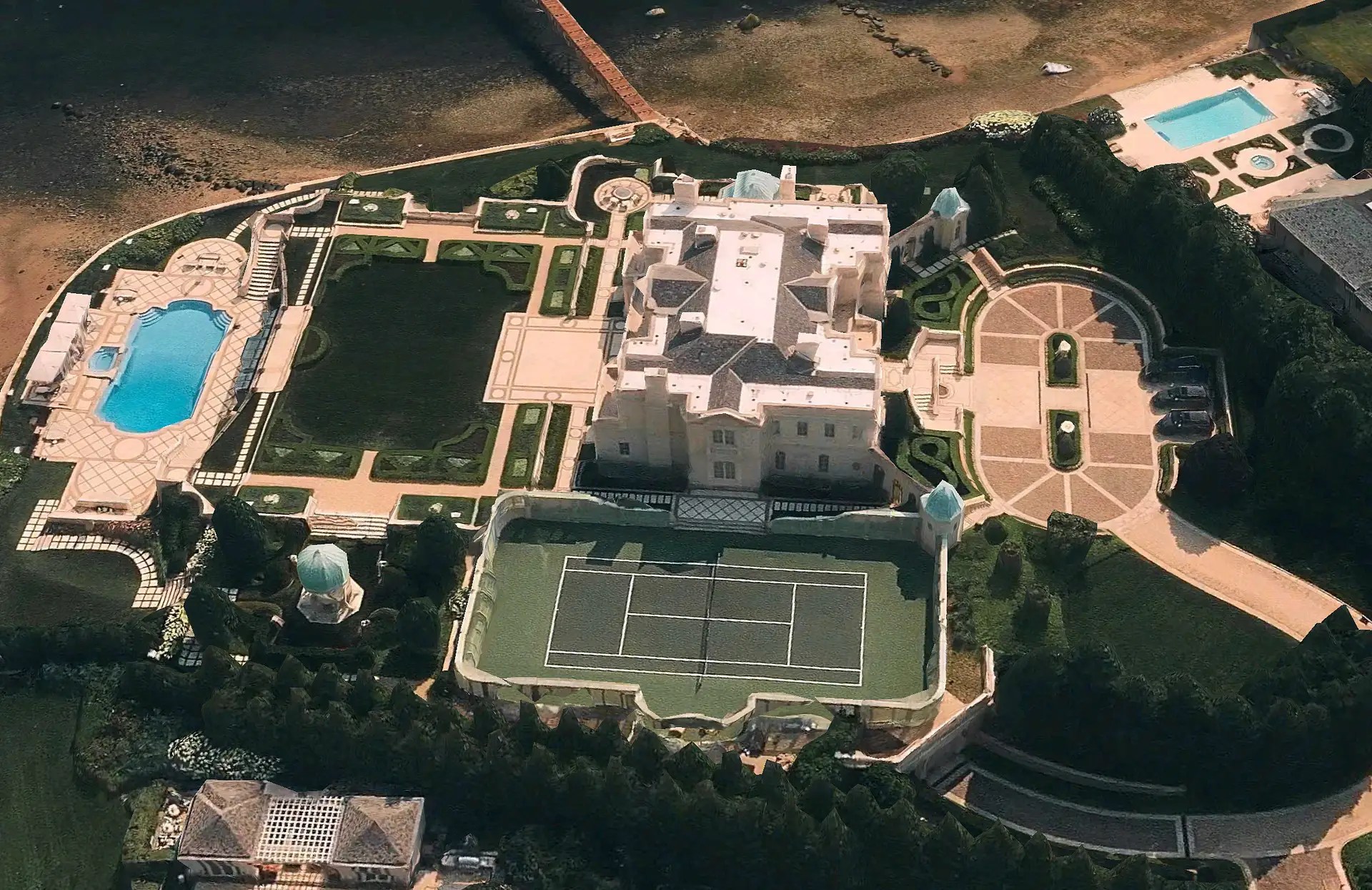 A Look At Some Long Island Luxury Homes