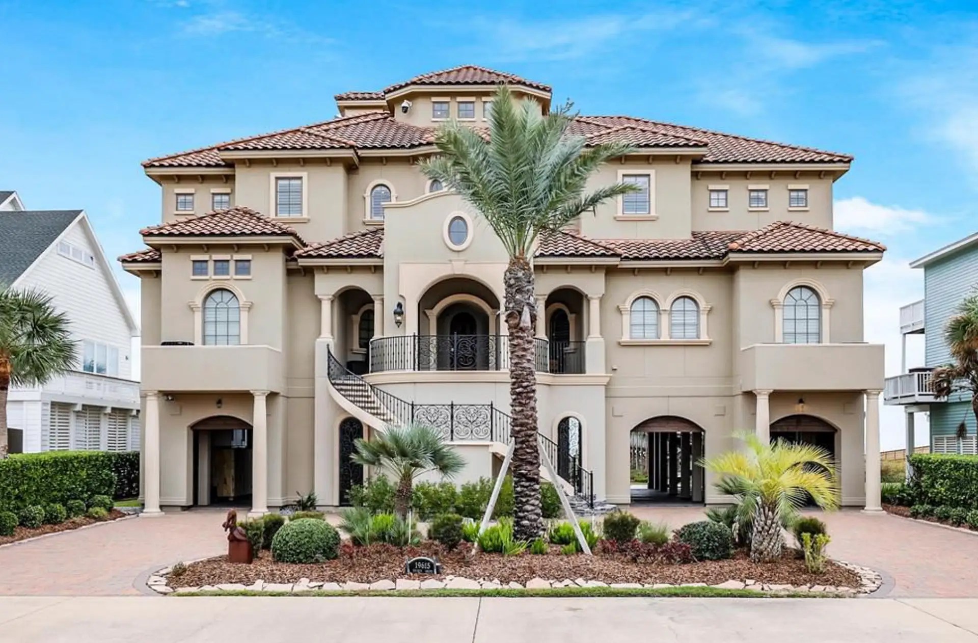 Fully Furnished Oceanfront Home In Texas (PHOTOS)