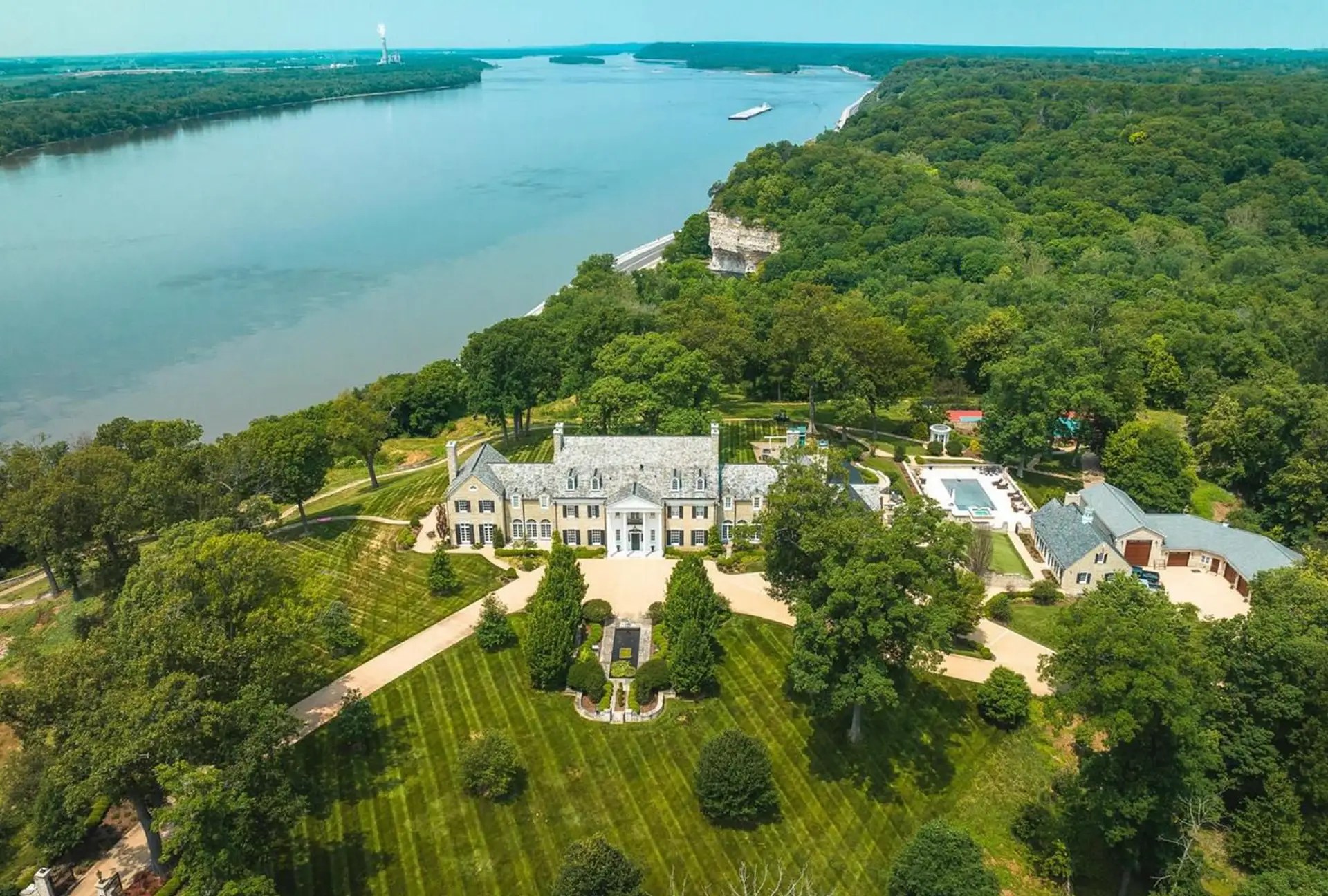 Grand 32 Acre Estate In Alton, Illinois (PHOTOS)