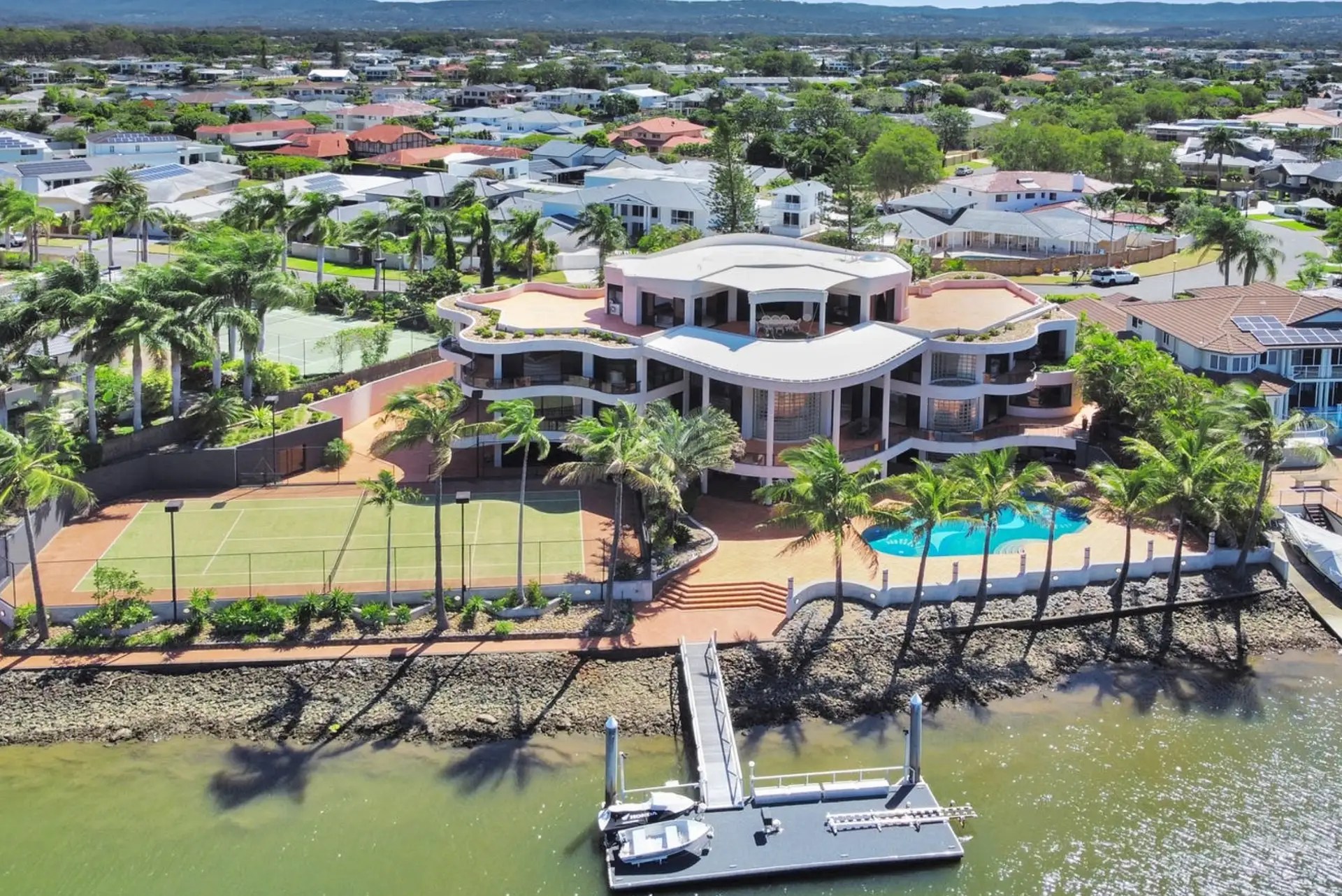 Riverfront Home In Queensland, Australia (PHOTOS)