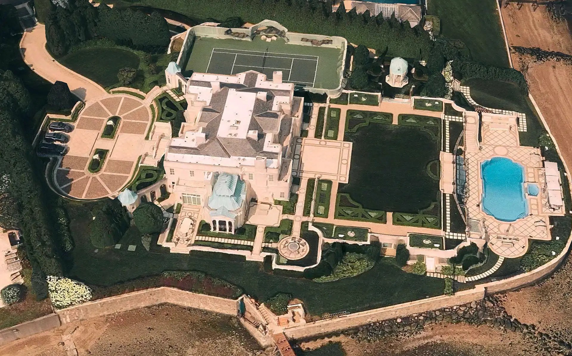 A Look At Some Long Island Luxury Homes