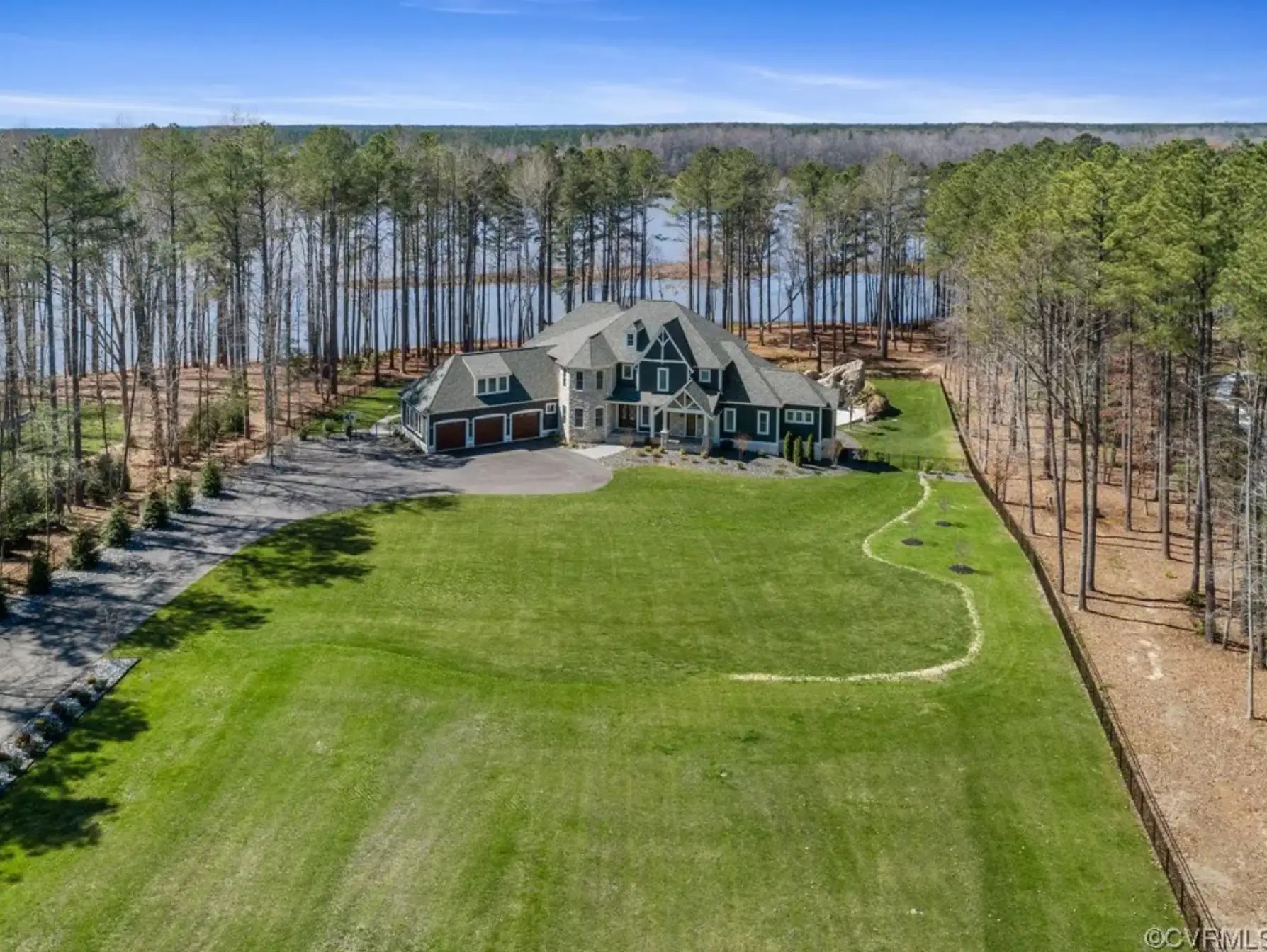 Lakefront Home In Chesterfield, Virginia (PHOTOS)