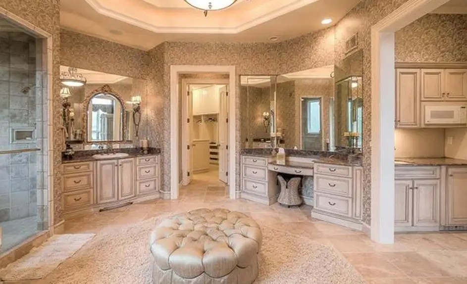 Lakefront Home In Lake Winnebago, Missouri Homes of the Rich