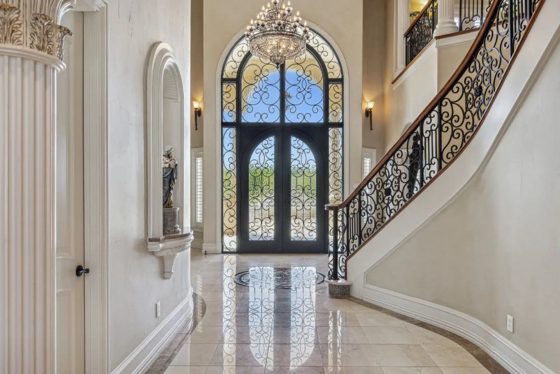 Texas Home With Indoor Racquetball Court (PHOTOS)