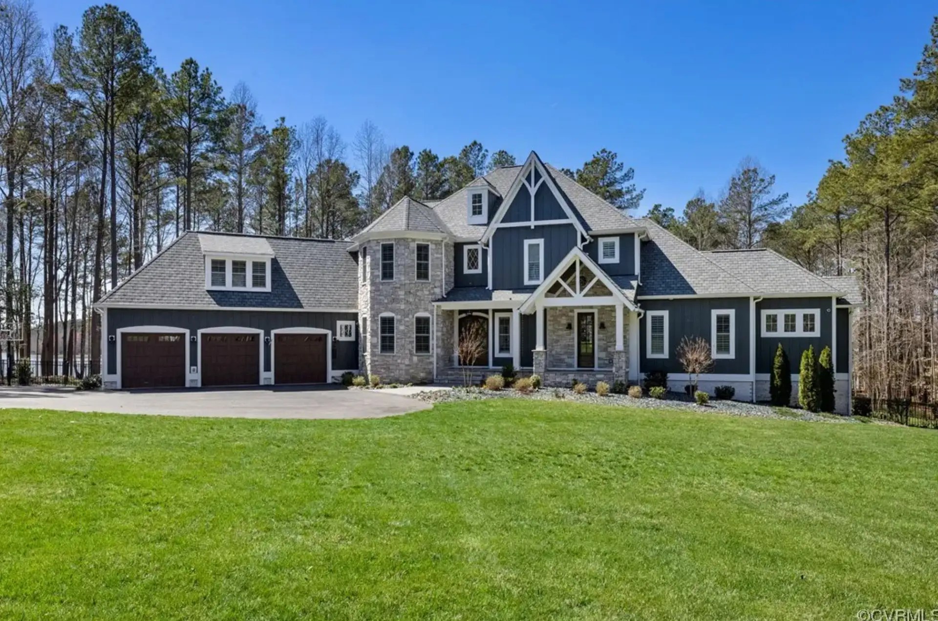 Lakefront Home In Chesterfield, Virginia (PHOTOS)