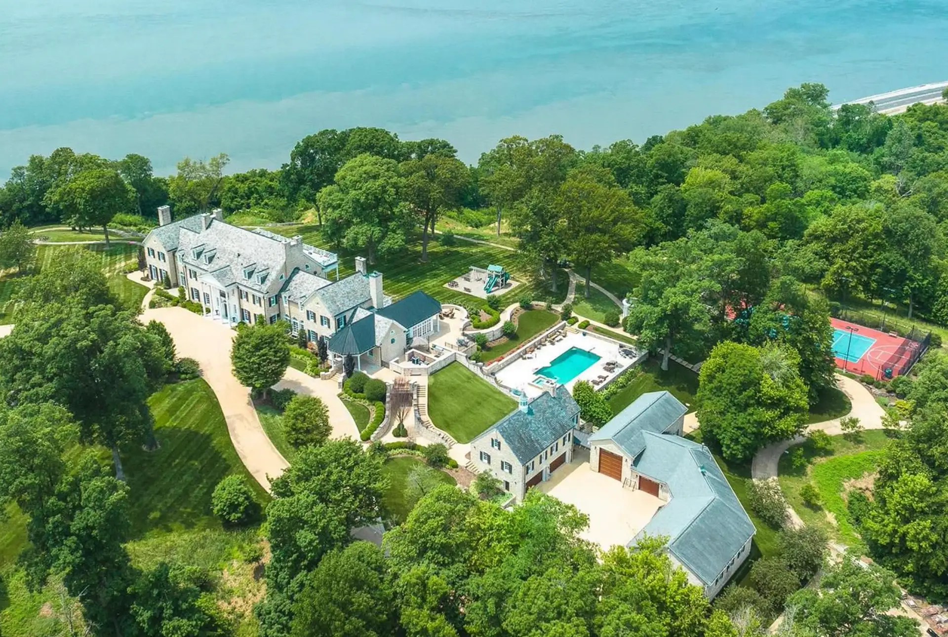 Grand 32 Acre Estate In Alton, Illinois (PHOTOS)