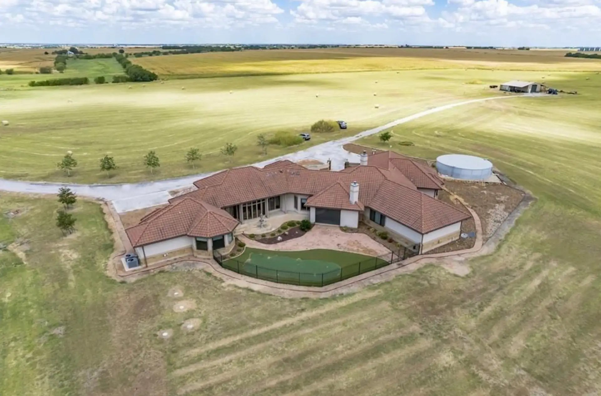 168 Acre Estate In Coupland, Texas (PHOTOS)