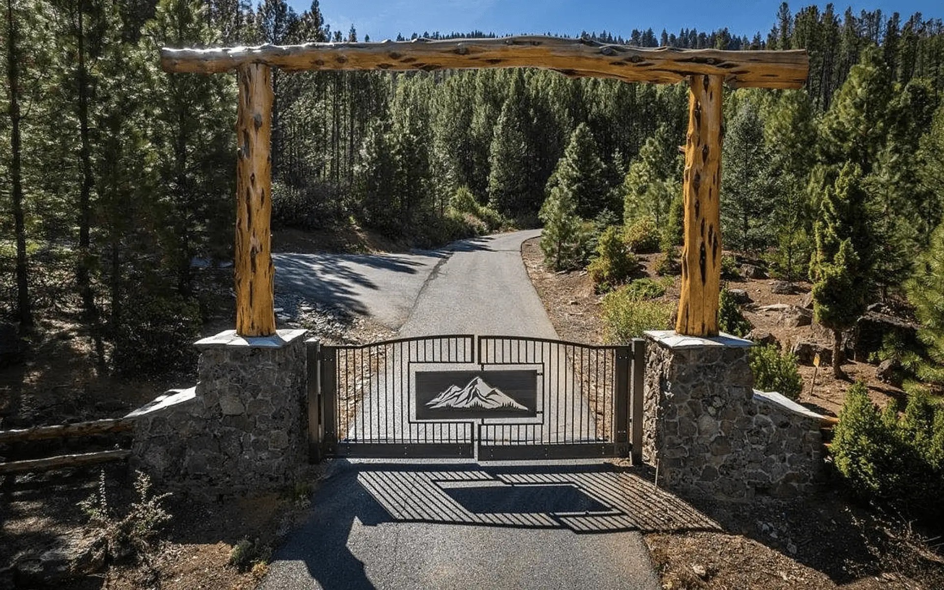 6 Million Log Home On 55 Acres In Mount Shasta, California (PHOTOS