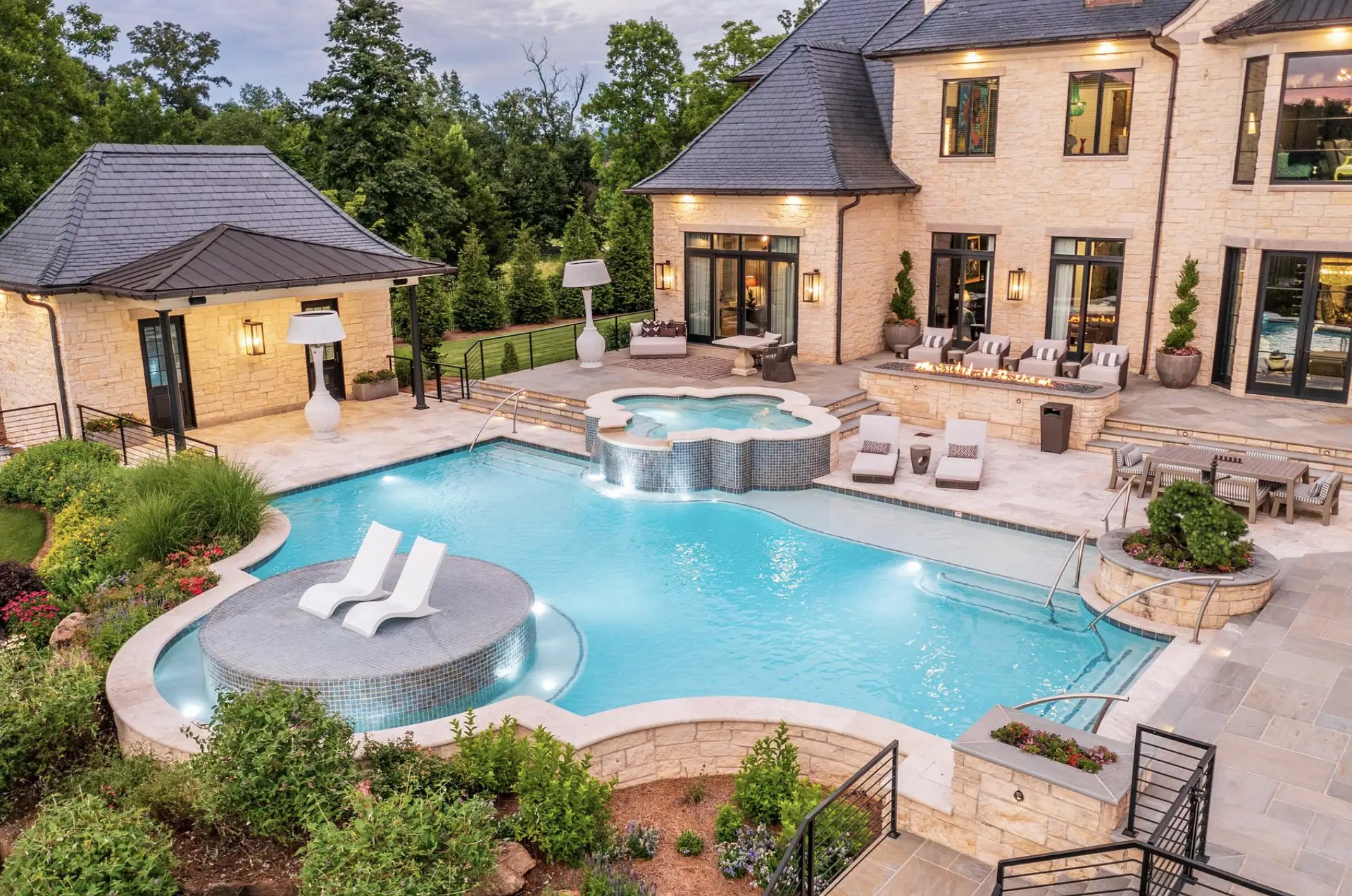 Stunning Lakefront Home In Ooltewah, Tennessee (PHOTOS)