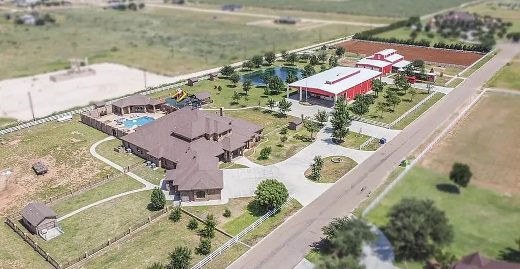 6 Acre Texas Estate With Main House, & Barn (PHOTOS)