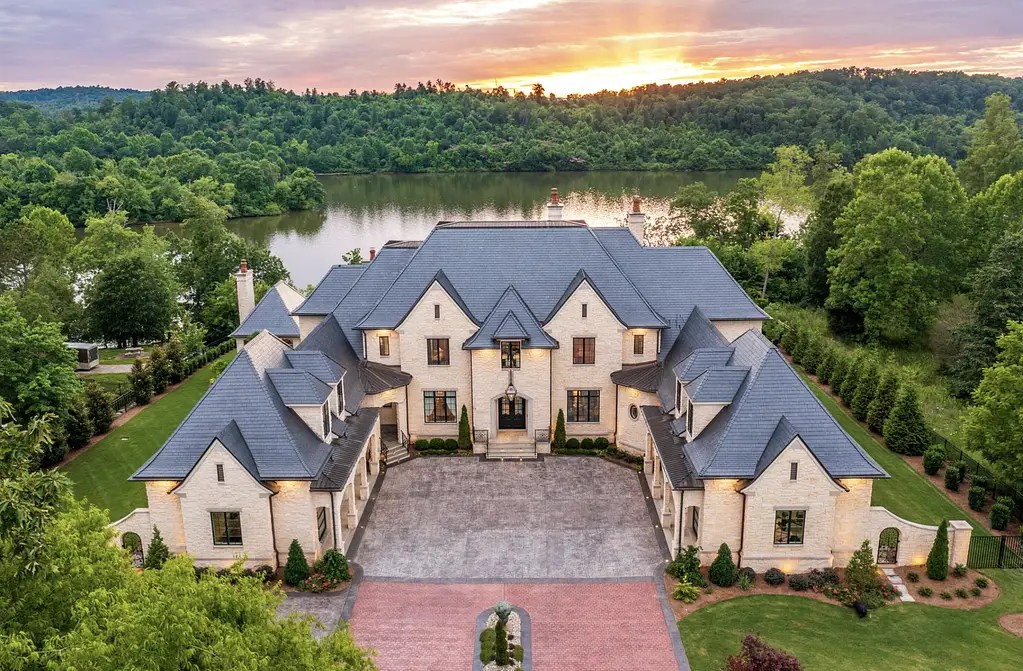 Stunning Lakefront Home In Ooltewah, Tennessee (PHOTOS)