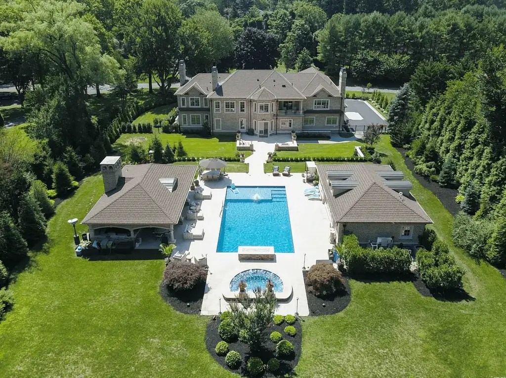 8 Million Colonial Style Home In Muttontown, New York With Indoor