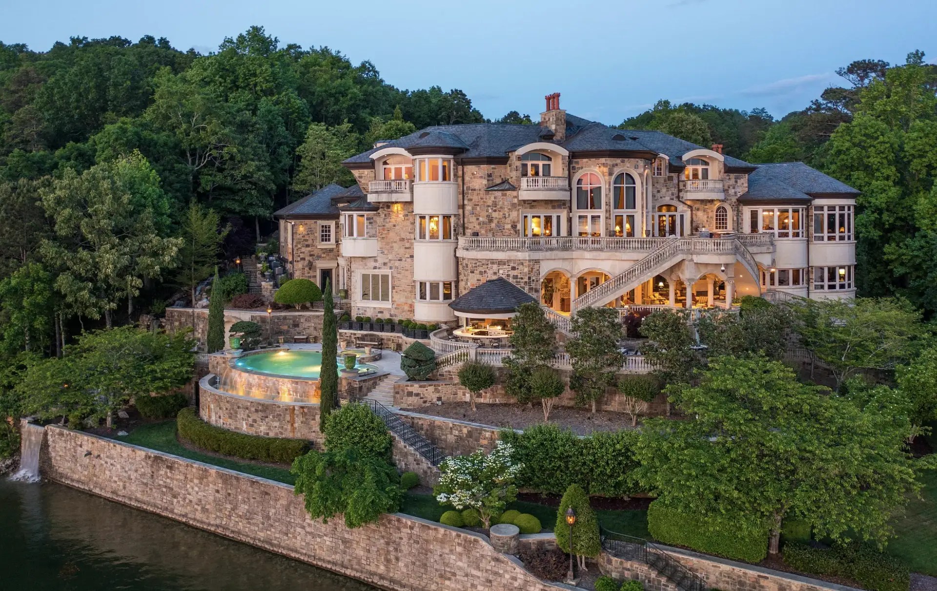 Incredible Lakefront Home In Chattanooga, Tennessee (PHOTOS)
