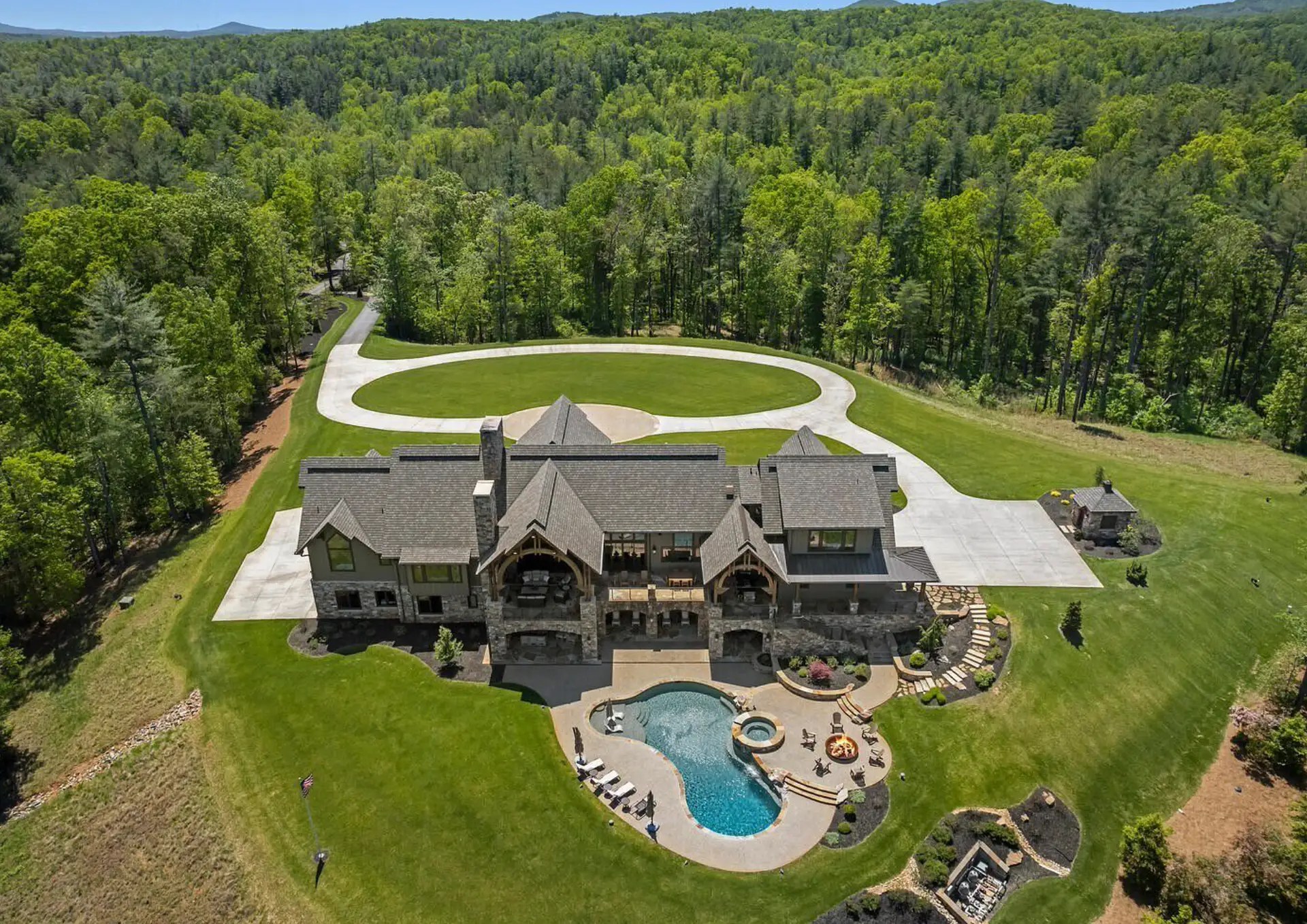 Luxury Home On 14 Acres In (PHOTOS)