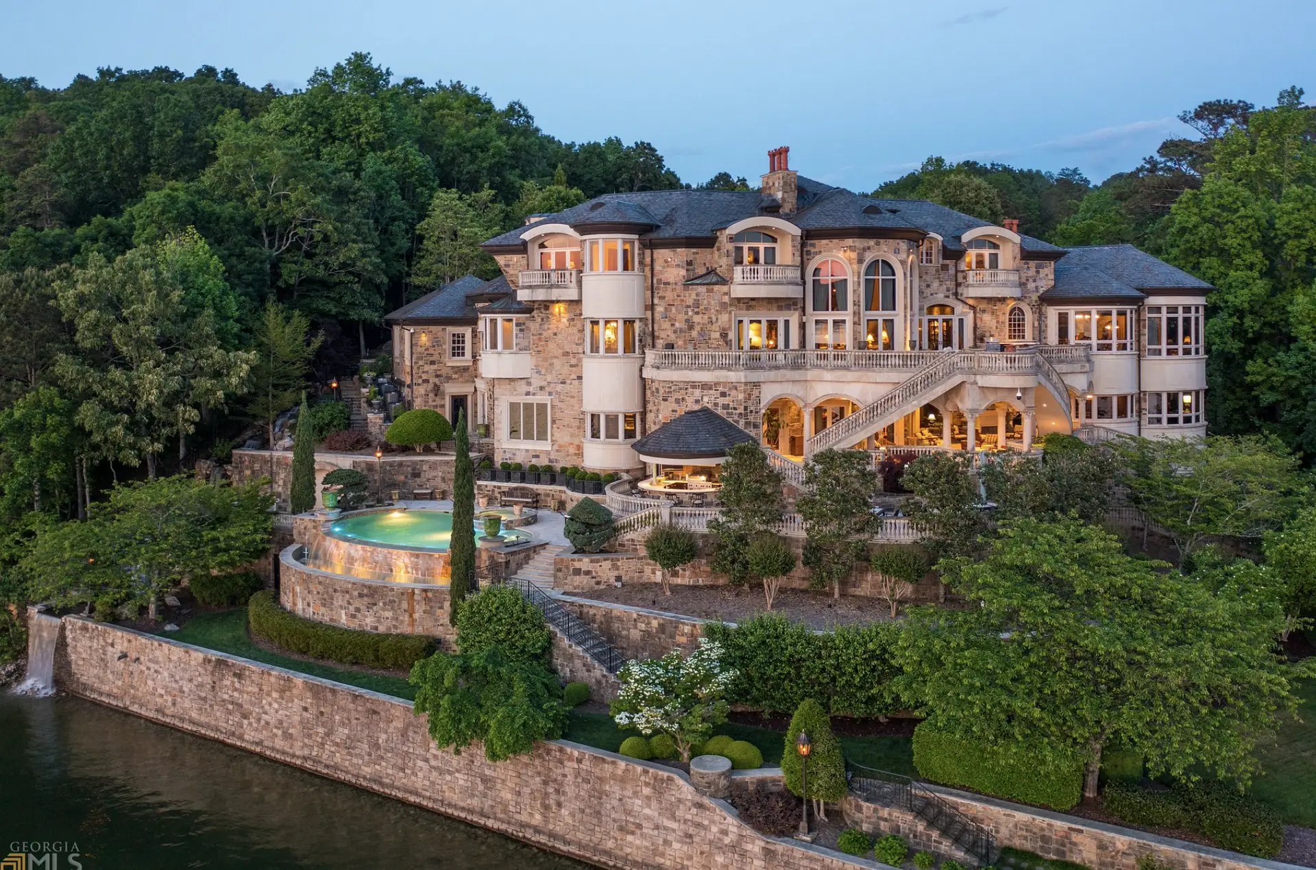 Incredible Lakefront Home In Chattanooga, Tennessee (PHOTOS)
