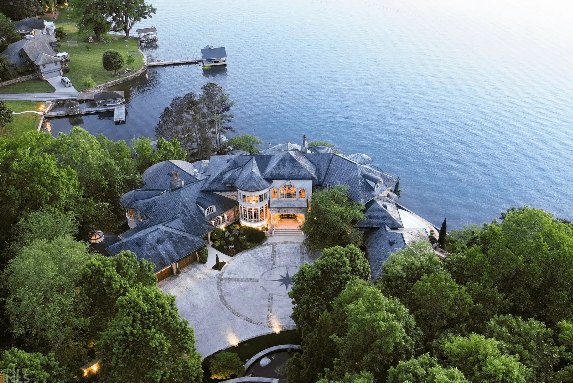 Incredible Lakefront Home In Chattanooga, Tennessee (PHOTOS)