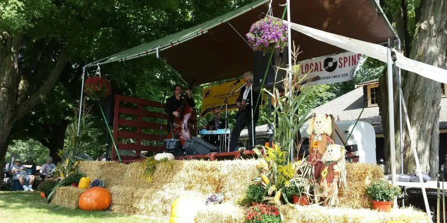 fallasburg fall festival 2023 entertainment schedule Fallasburg Arts Festival Draws Crowds on First Day Lowell's First Look