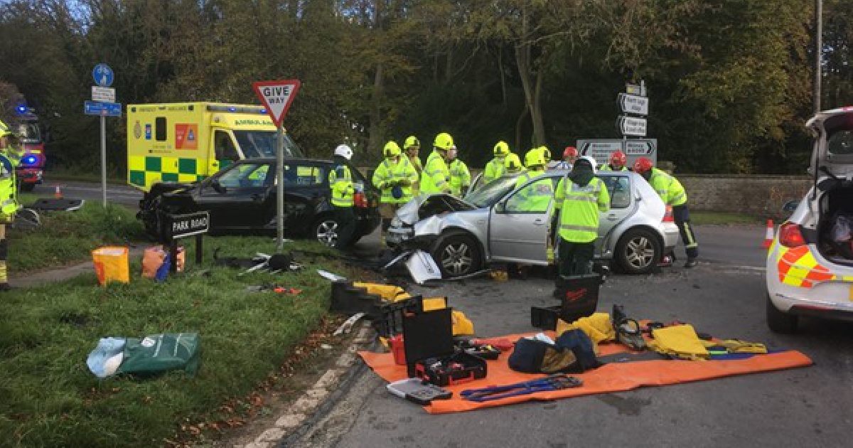 Pair trapped after headon crash near Witney JACKfm