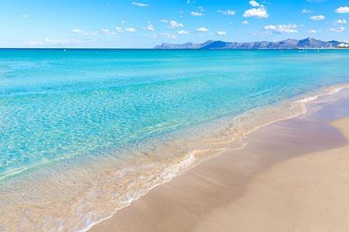 Endlich werden Liegen und Schirme am Strand von Can Picafort auf