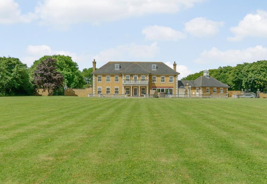 Look inside this £2.5m seven bedroom mansion which has just sold in