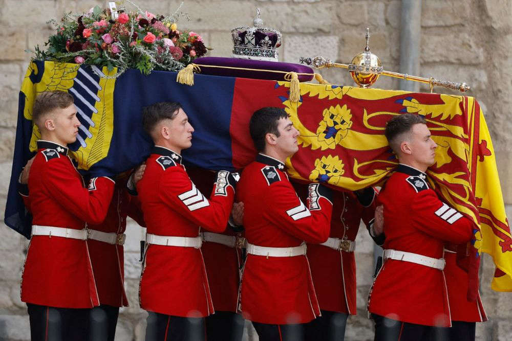 Medal For Queen's Pallbearer Fletcher Cox Channel 103