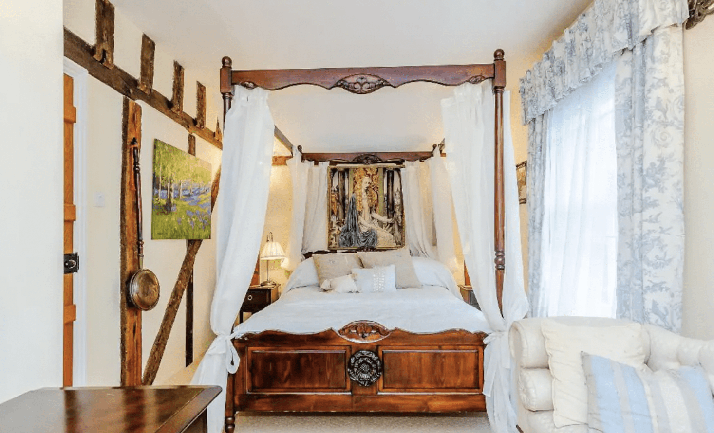 You can now rent one of the Harry Potter sets on Airbnb U105