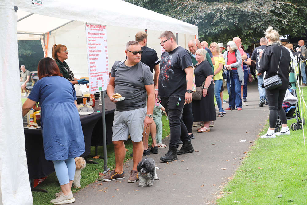 Classic car show packs out Glossop's Manor Park Quest Media Network