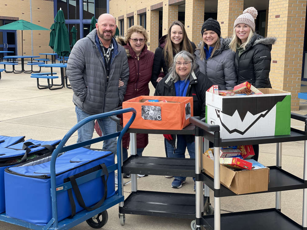 Hollister School District Helps Families for the Holidays My 100.1 KOMC