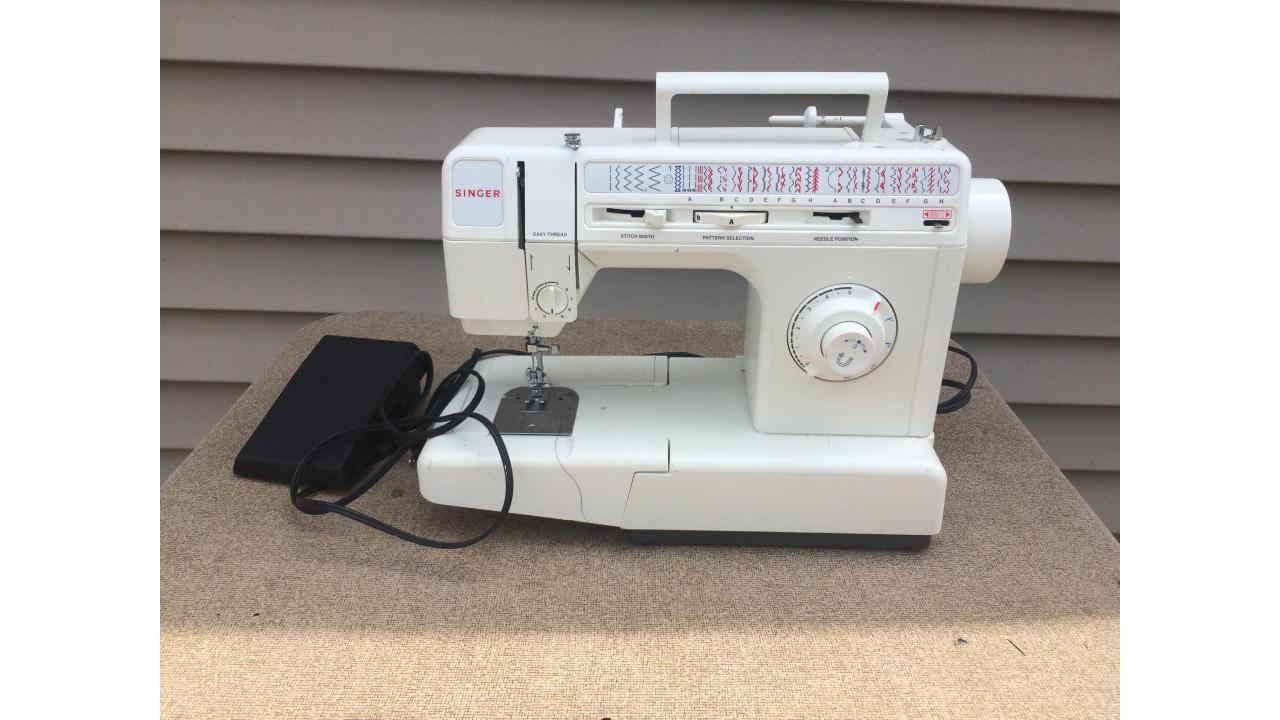 Singer Sewing Machine Good Machine, Great Price! Saint Paul