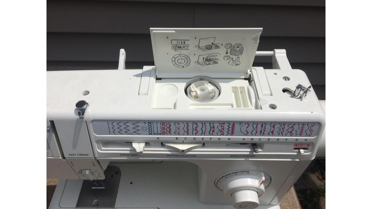 Singer Sewing Machine Good Machine, Great Price! Saint Paul