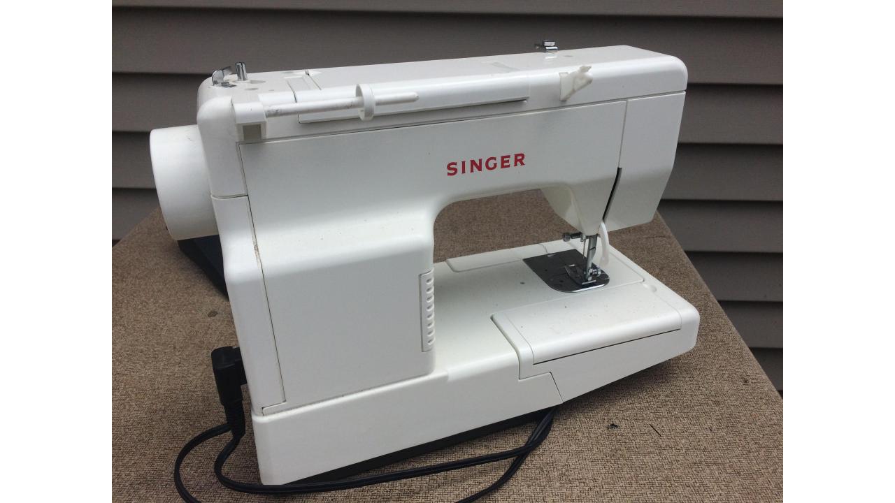 Singer Sewing Machine Good Machine, Great Price! Saint Paul