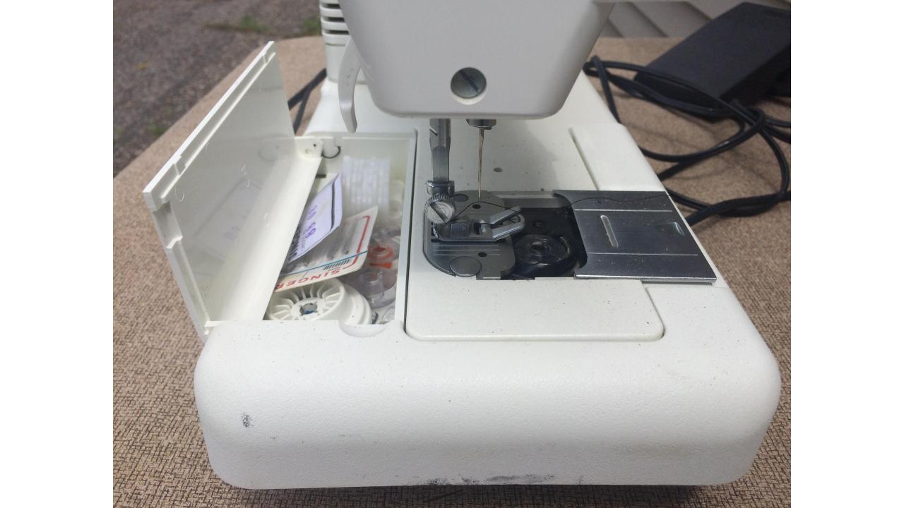 Singer Sewing Machine Good Machine, Great Price! Saint Paul