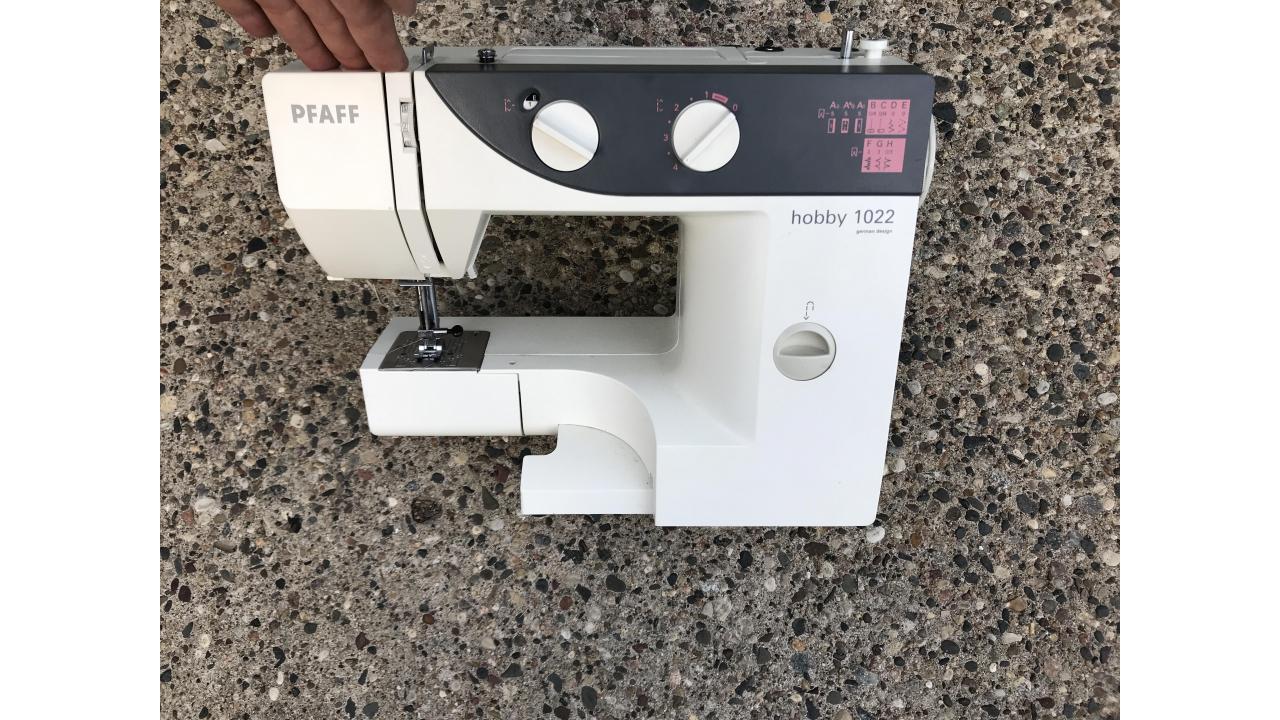 Pfaff Sewing Machine Great Unit, Low Price! Saint Paul