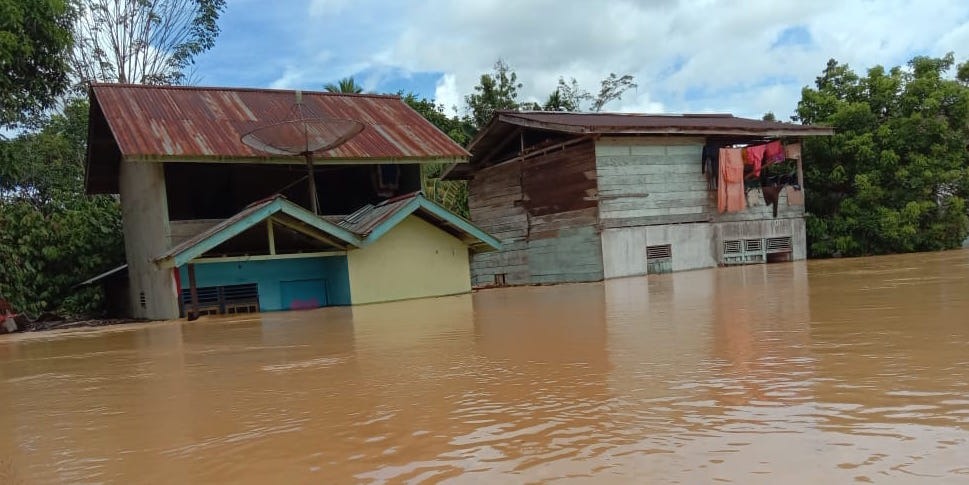 Lima Sungai Meluap Sebabkan Banjir di Kabupaten Landak Kalimantan