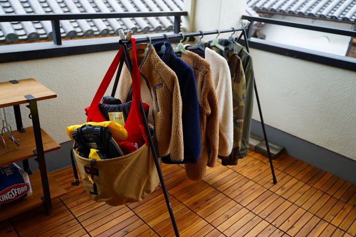 キャンプであると便利。アウトドア ハンガーラック（インディアンハンガー） で水遊び後や冬場のアウター掛けに便利。 MNKK CAMP n