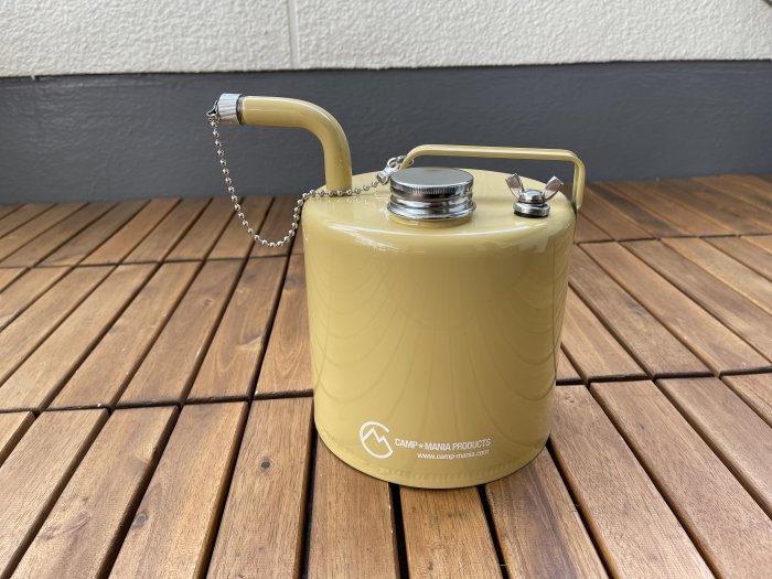 キャンプマニアとコラボのRED CAMEL エトス缶。1泊キャンプにちょうどいい2.5リットル容量。カラーが変わるだけでオシャレでかっこいい