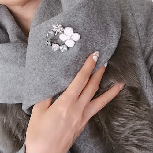 ブローチの付け方・おしゃれな使い方！どの位置につける？