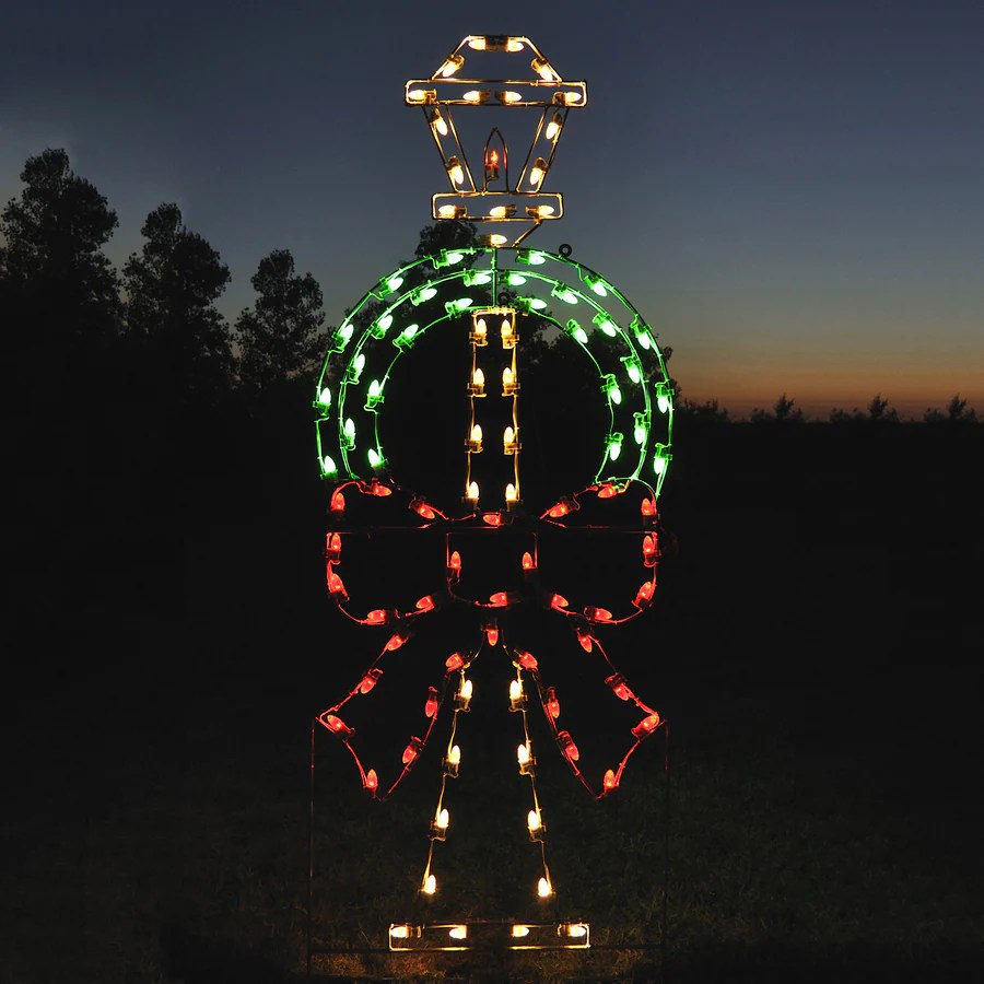 Holiday Lighting Specialists 7.75ft Lamppost and Wreath Outdoor