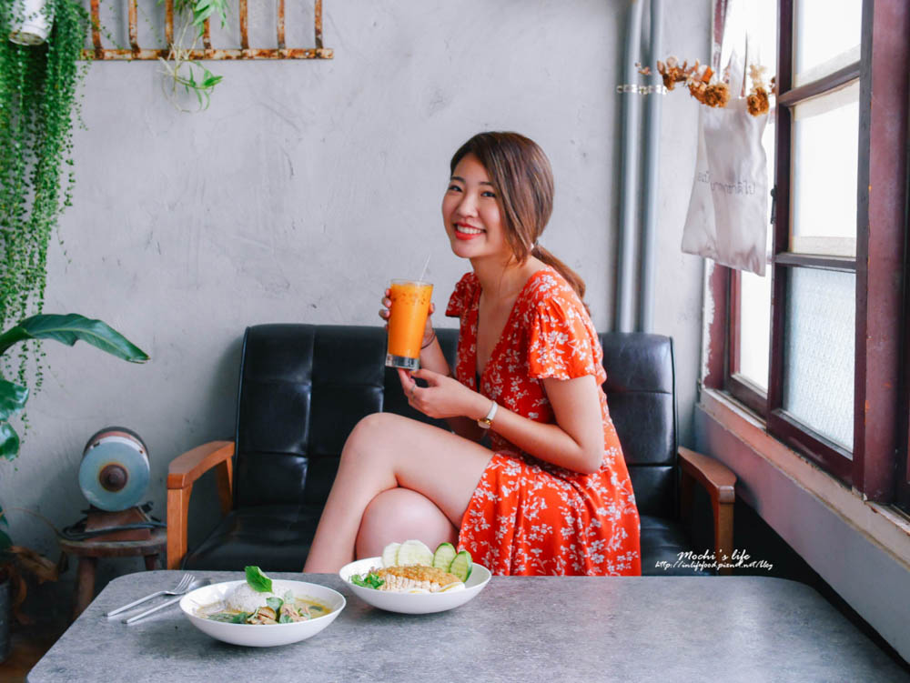 勤美餐廳｜Saladaeng Cafe超美超好拍的泰式咖啡廳，大推海南雞飯/工業小清新&街頭霓虹燈 IG打卡店 (台中泰式咖啡廳/勤美泰式餐廳)