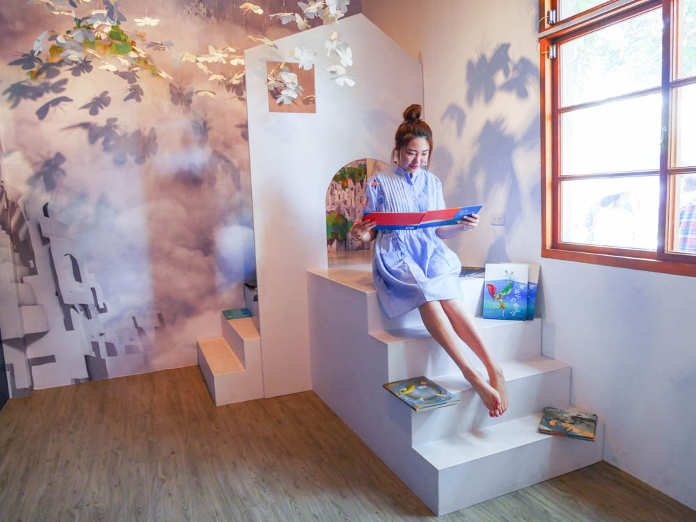 台中IG景點｜海灣繪本館：夢幻紙蝴蝶打卡點，小朋友的繪本讀書世界/台中親子景點室內