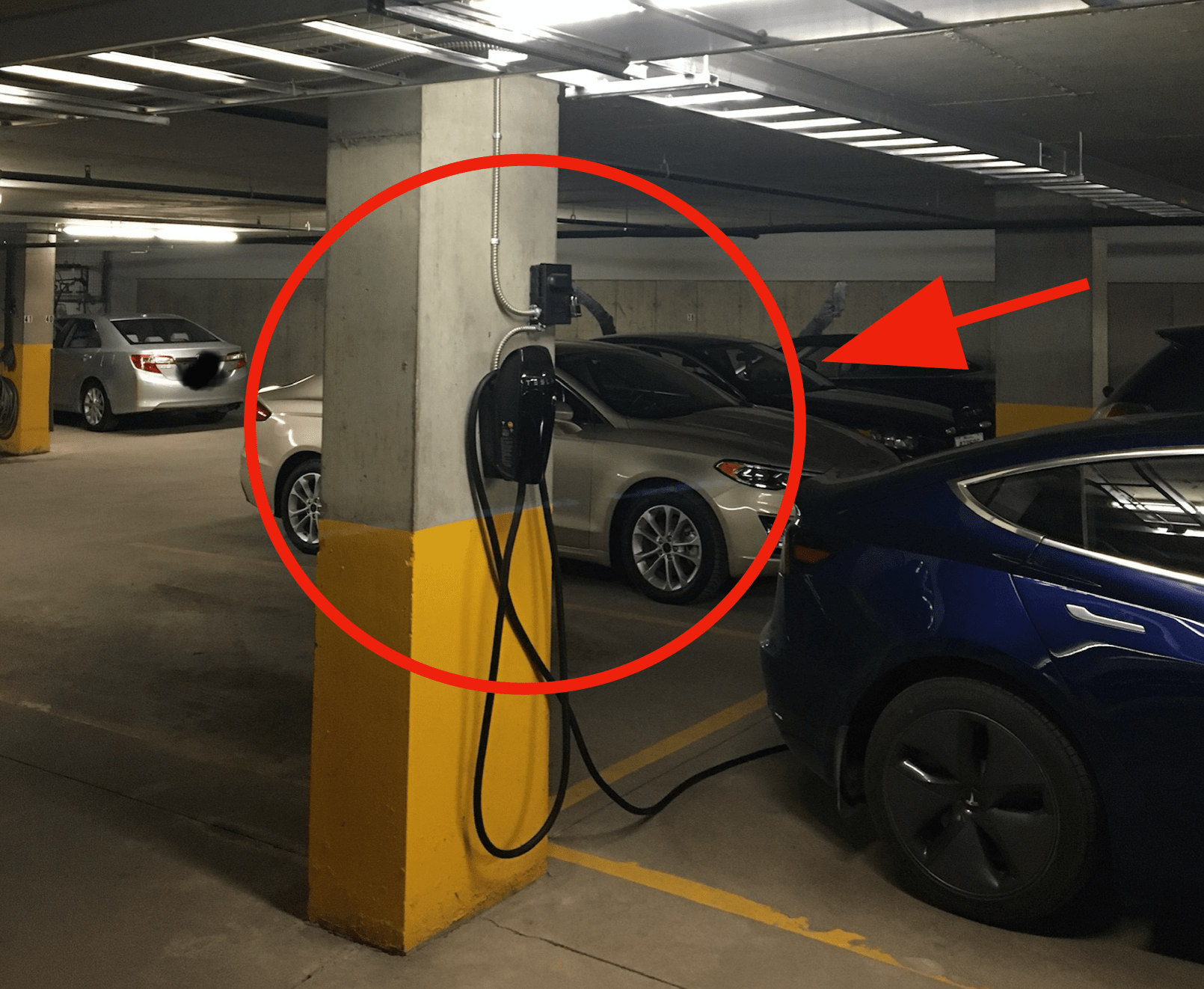 Borne de recharge pour Tesla Model 3 dans un immeuble à