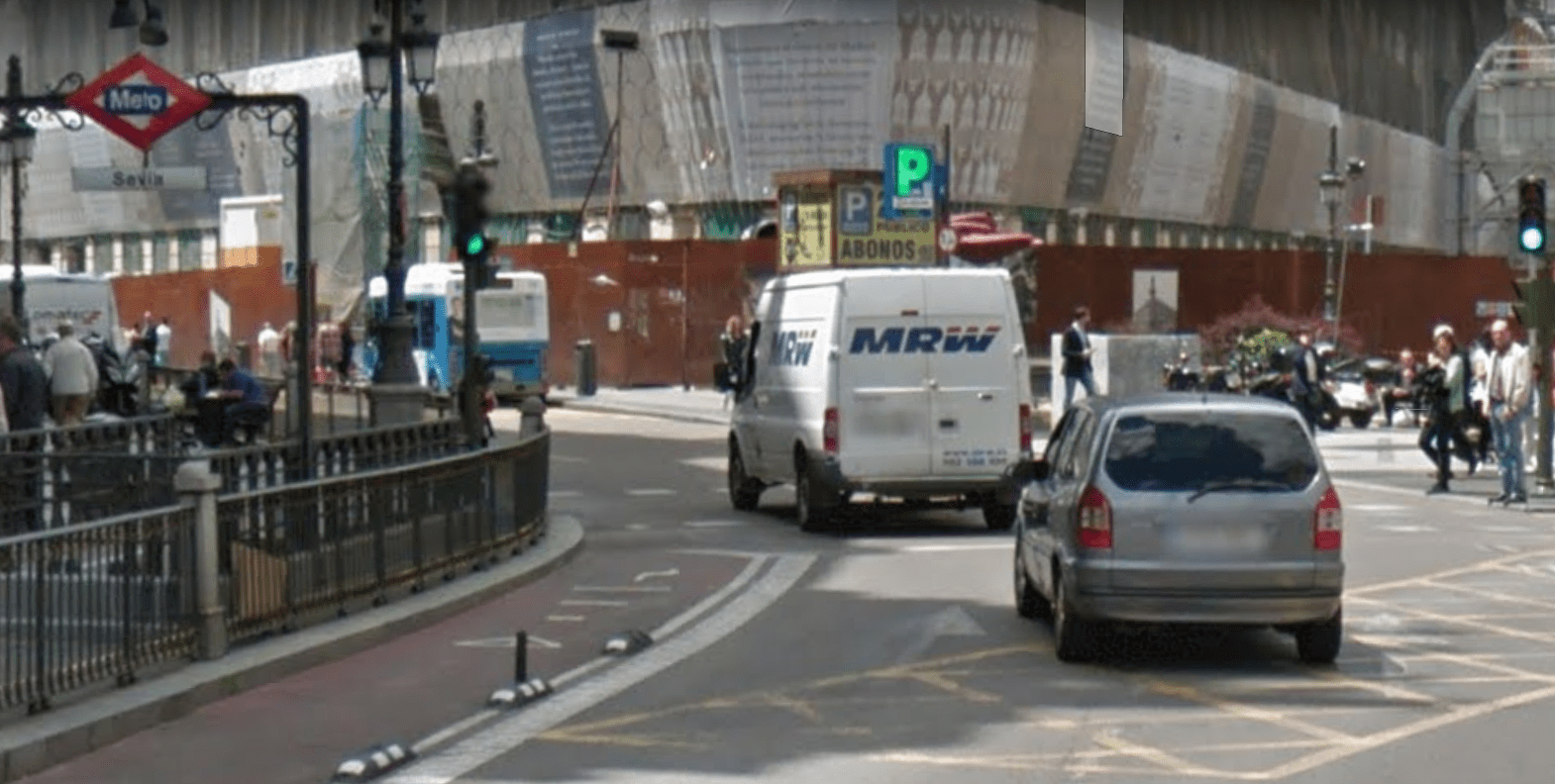 Antiguo trazado del carril bici de la calle Alcalá en cruce con calle Sevilla