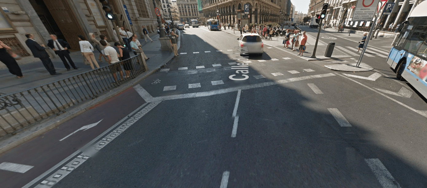 Antiguo trazado del carril bici de la calle Alcalá en cruce con calle Sevilla. Detalle del giro.