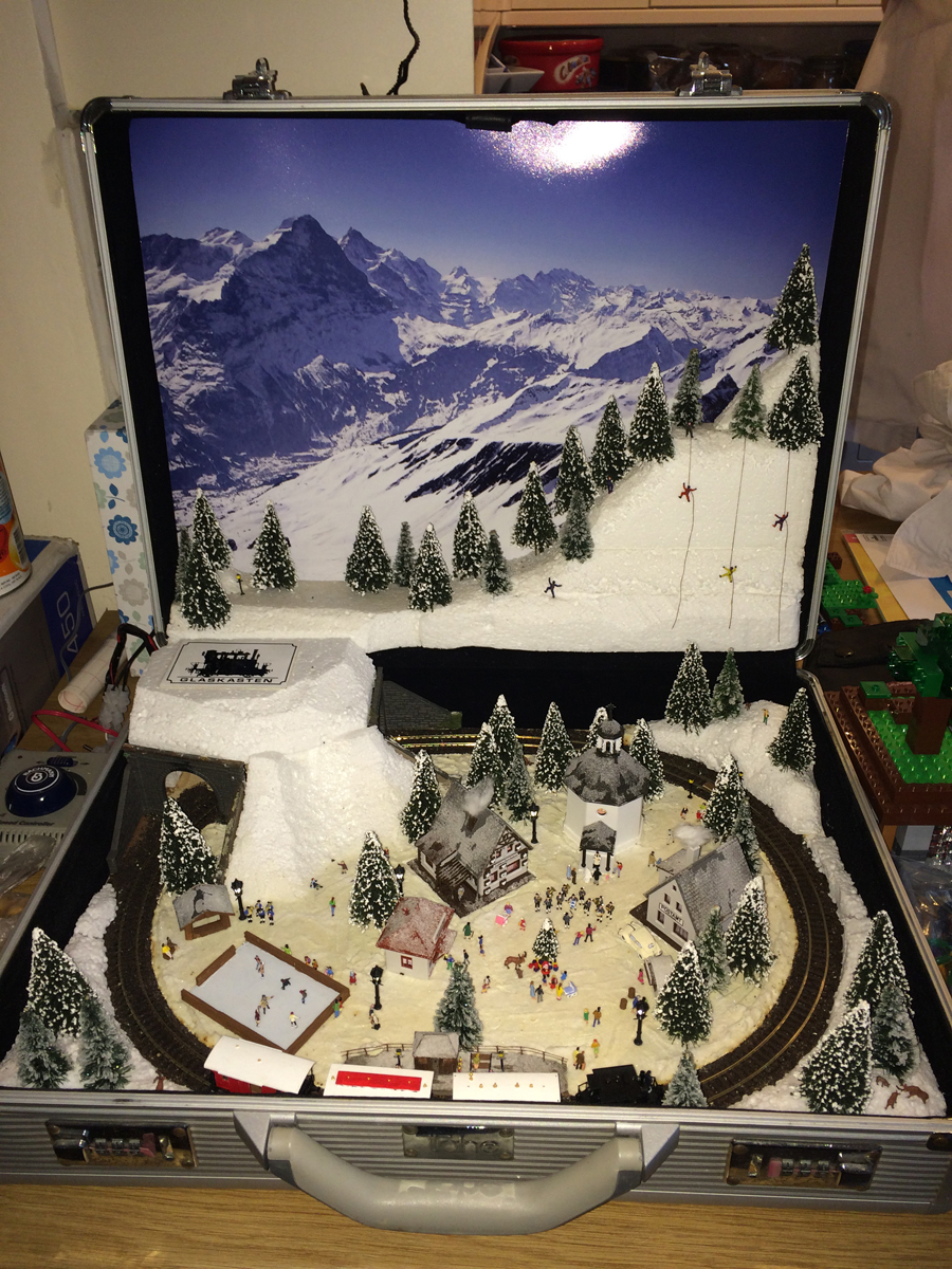 Simon's winter themed suitcase layout Model railroad layouts
