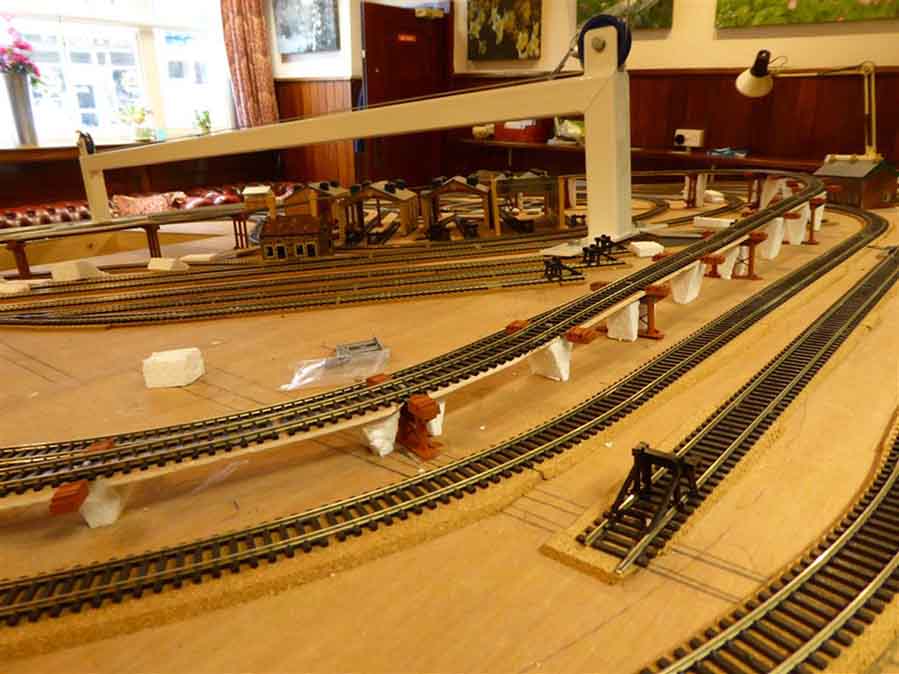 Suspended model train track Model railroad layouts plansModel